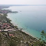 Апартаменти Sweet Irene Deluxe Balcony & Elevator Бардоліно
